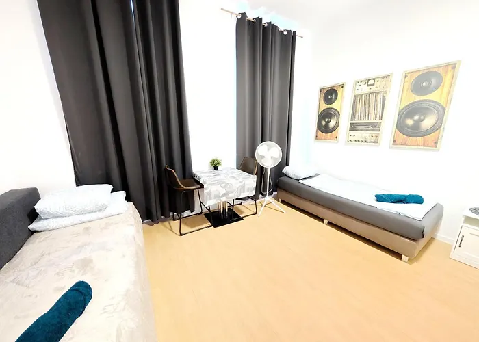 Cozy Next To Lugner Gb4 *